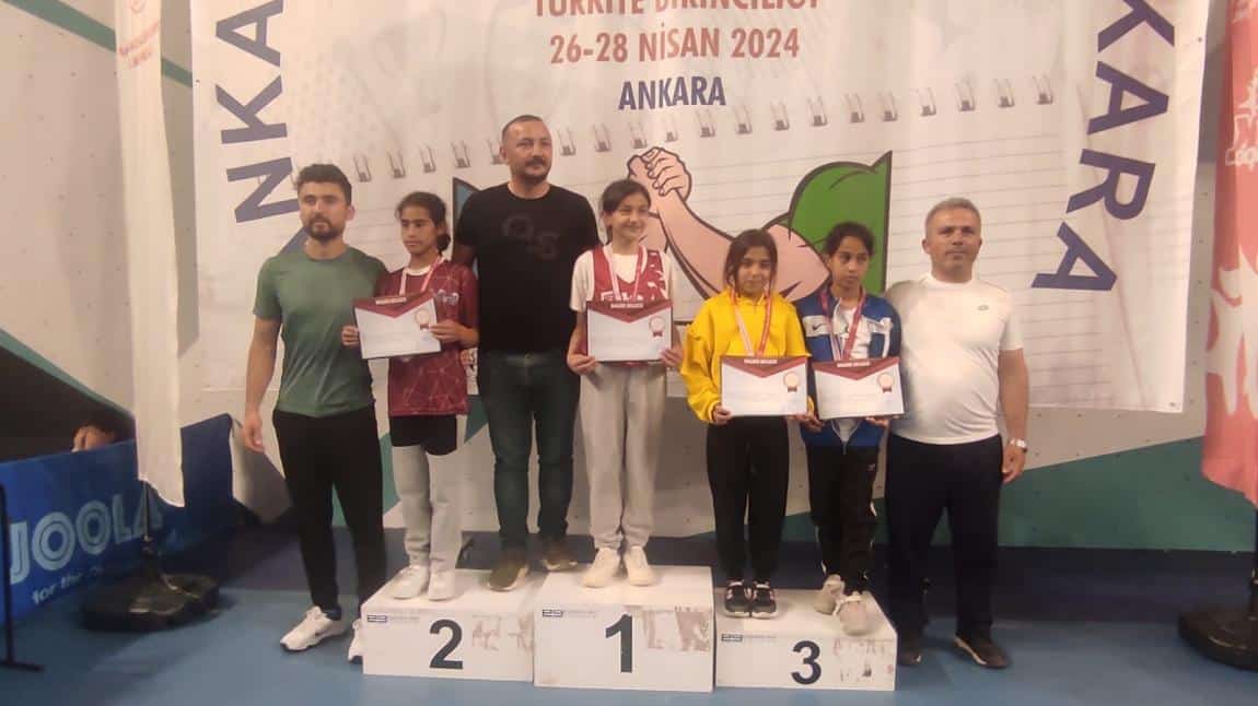 Küçükler Bilek Güreşi Türkiye Şampiyonasında Okulumuz Öğrencilerinden Beyzanur AKAY Türkiye 3.sü Olmuştur.